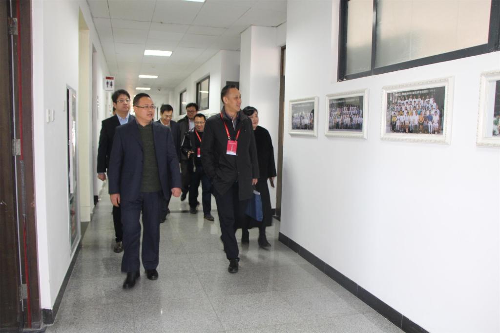 王泉教授参观物理学院