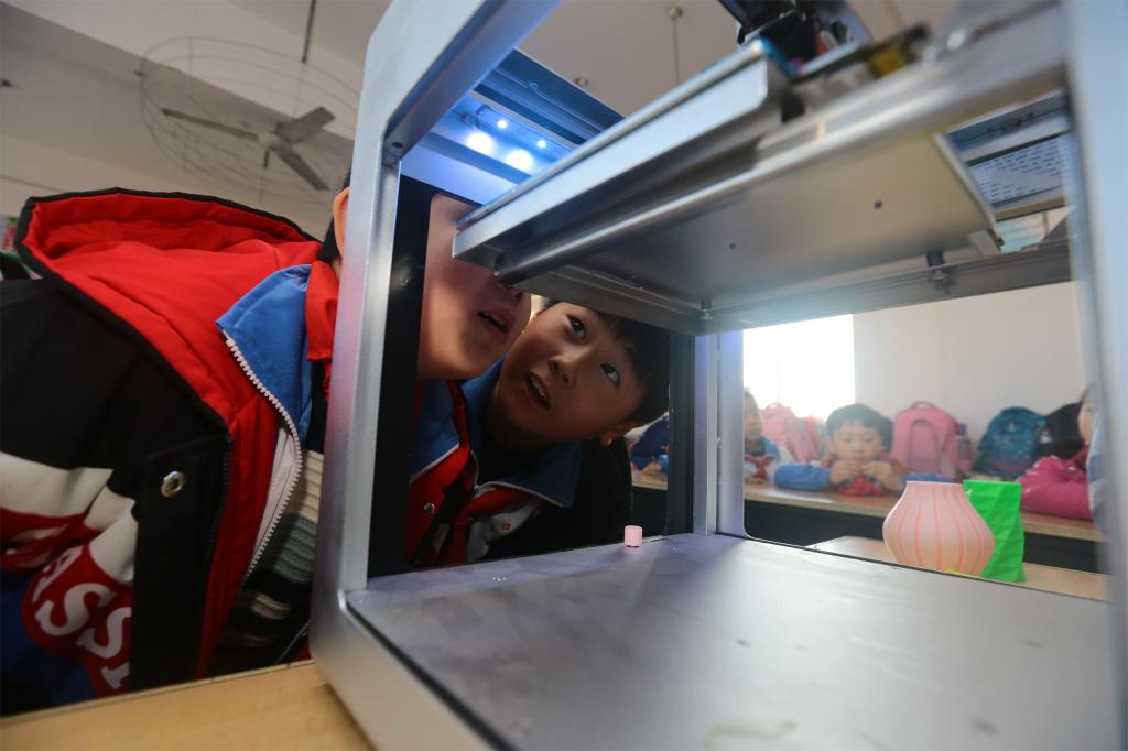 小学生近距离观看3D打印机工作过程