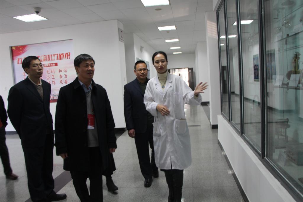 杨景海教授参观物理学院实验仪器展