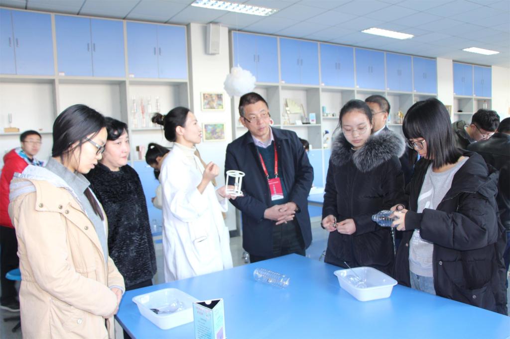 吴季怀教授在物理学院童趣馆参观