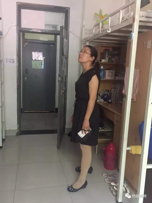 学院辅导员检查宿舍