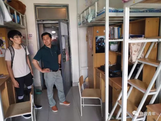 学院班主任检查宿舍