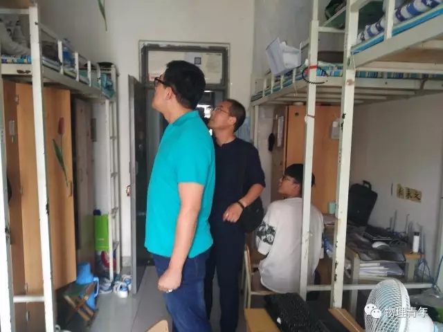 学院班主任检查宿舍