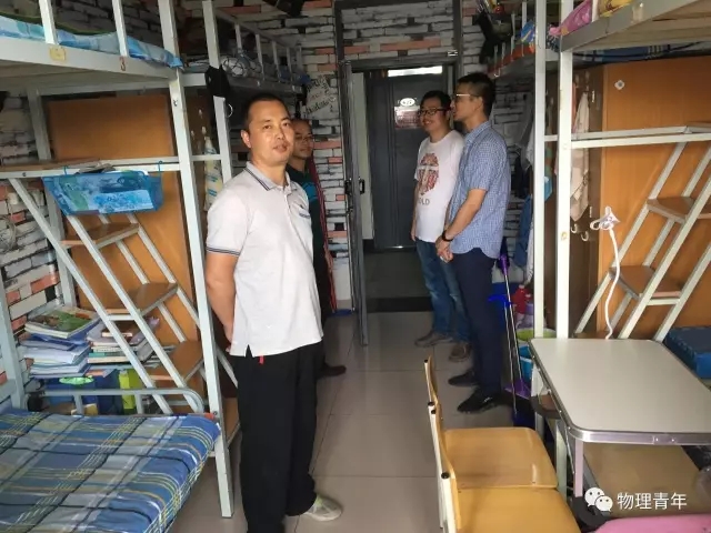 学院班主任检查宿舍