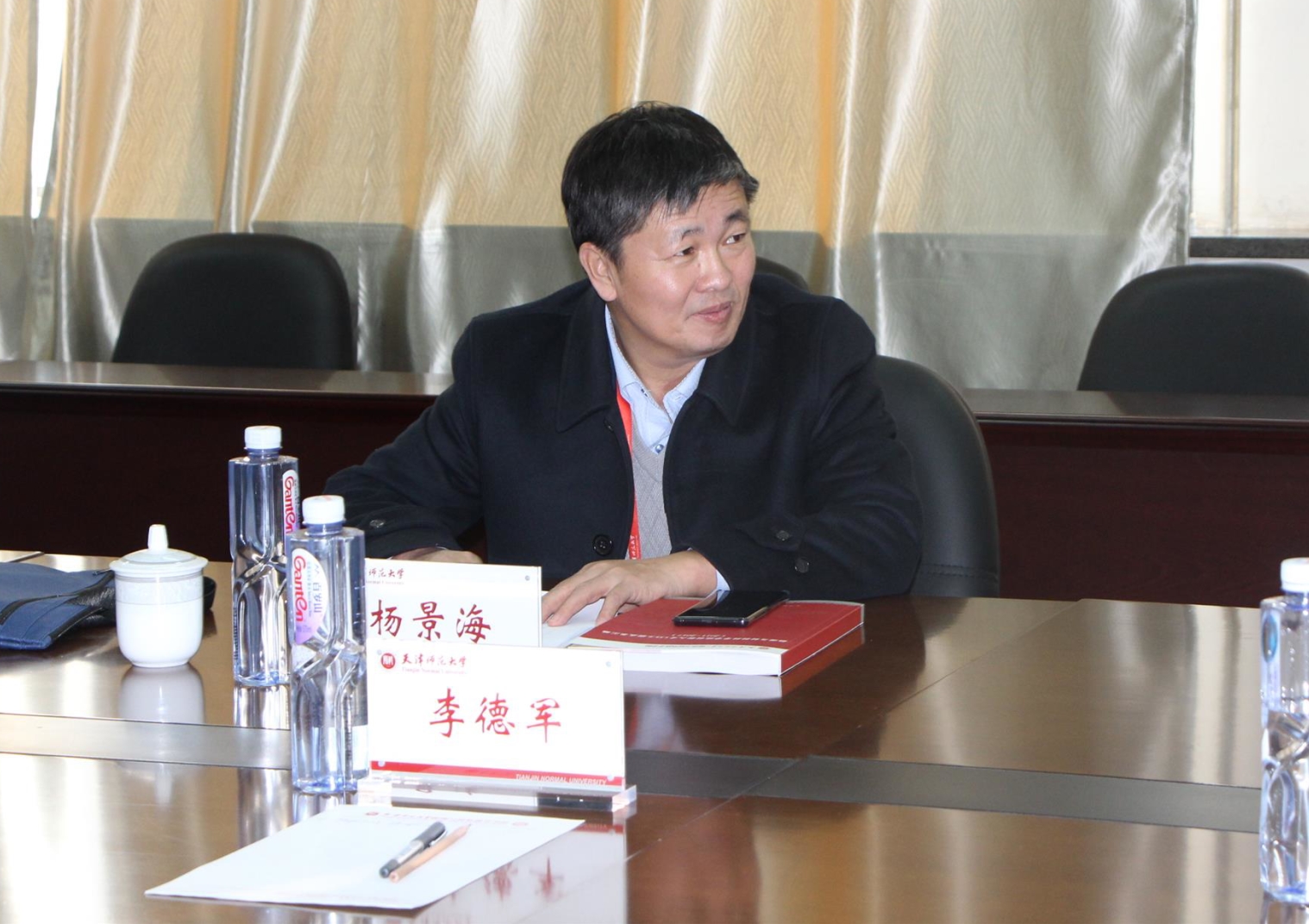 杨景海教授听取物理学院汇报