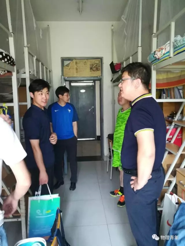 学院领导检查宿舍