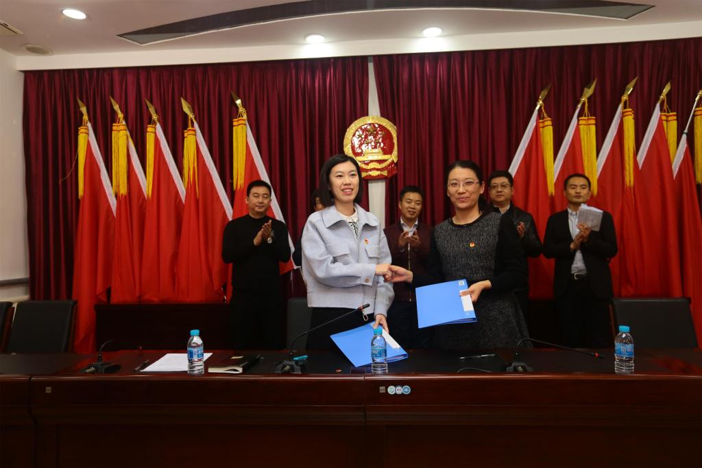 杜伟姝与赵晓艳代表共建双方签订合作协议